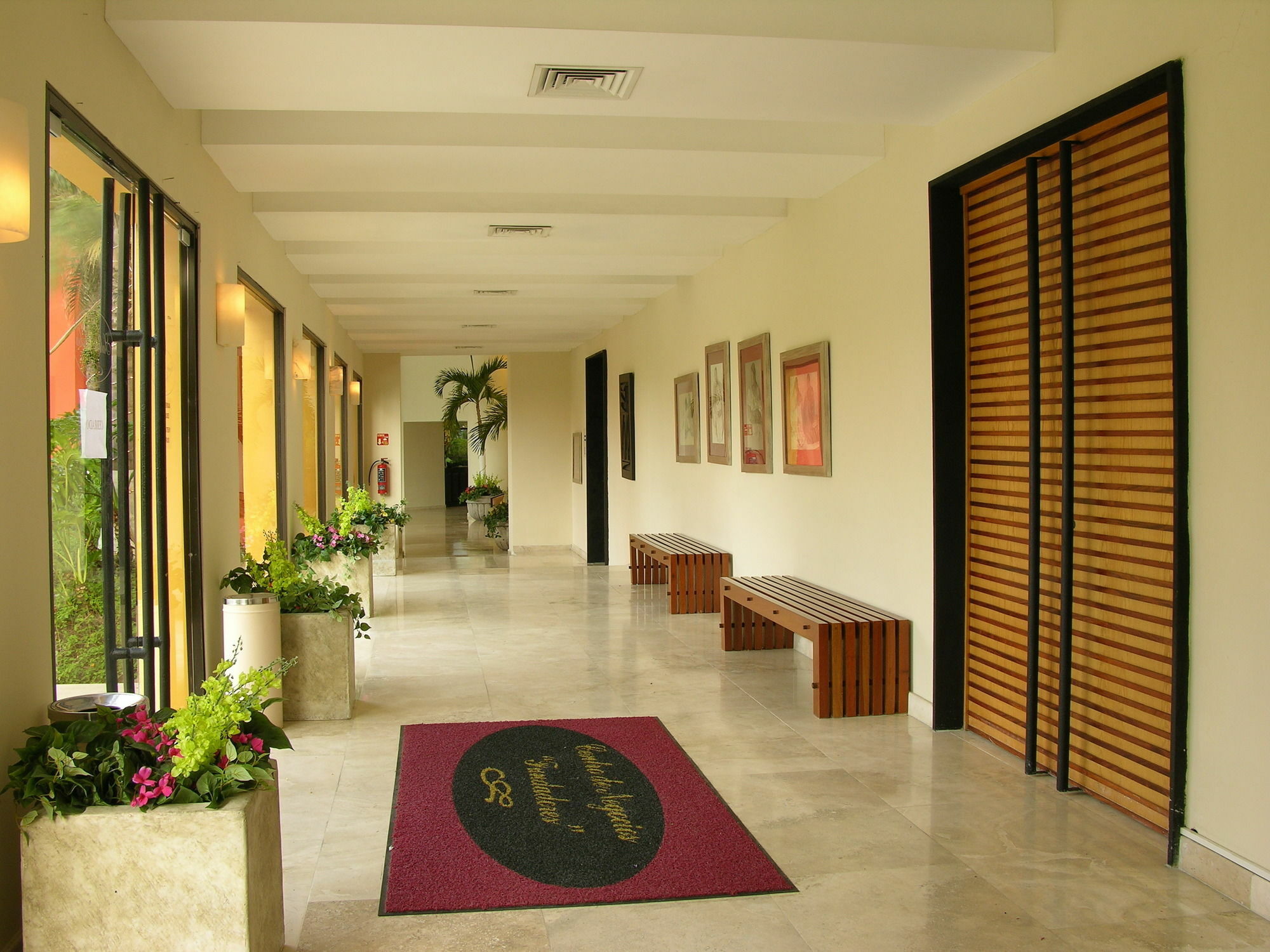 فندق هوتل تيرانوفا كواتزاكوالكوس المظهر الخارجي الصورة Interior of the Center for the Arts, 2007